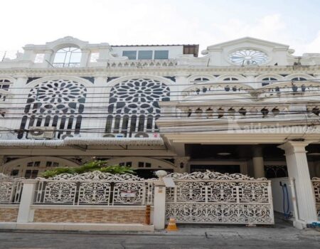 รหัสC7234 ให้เช่าทาวน์เฮ้าส์ 4 ชั้น มี 5ห้องนอน ทำเลใจกลางเมืองย่านสุขุมวิท เอกมัย