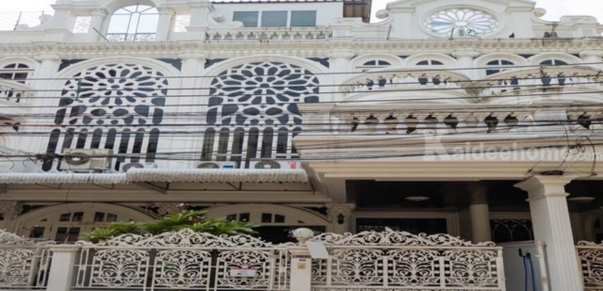 รหัสC7234 ให้เช่าทาวน์เฮ้าส์ 4 ชั้น มี 5ห้องนอน ทำเลใจกลางเมืองย่านสุขุมวิท เอกมัย