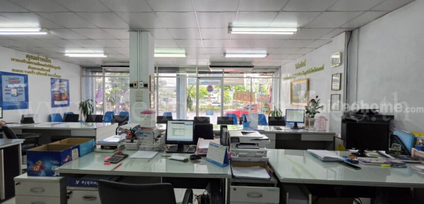 อาคารพาณิชย์ 4.5 ชั้น ติดถนนลาดพร้าว หน้าซอยลาดพร้าว 72 ขายพร้อมผู้เช่าระยะยาว