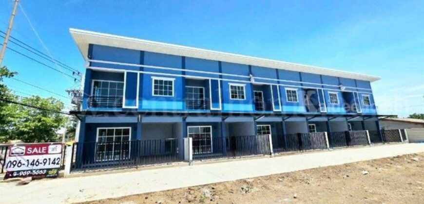 ทาวน์โฮม บ้านใหม่ โครงการถนนเลียบคลองบางเดื่อ (ซอยวัดไพร่ฟ้า) บ้านสวยพร้อมครัว ที่จอดรถ