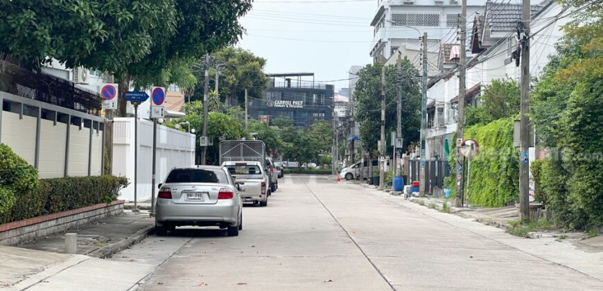 บ้านเดี่ยว 2 ชั้น 2 หลัง มีร้านอาหาร | 179 ตรว. | พื้นที่ใช้สอย 500 ตรม. | 5 นอน | 6 น้ำ | จอดรถ 2 คัน | ห้องอเนกประสงค์ชั้น1 ห้องทำงาน | ห้องแม่บ้าน 2 ห้องน้ำแม่บ้าน 2