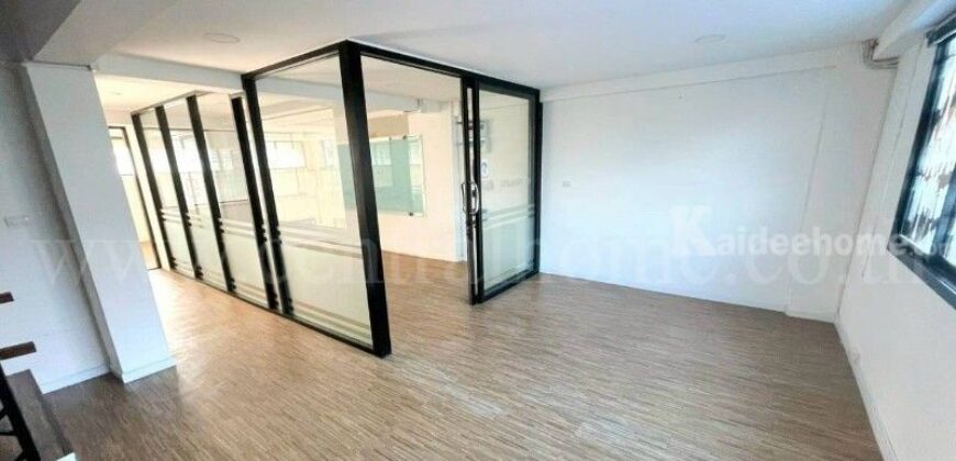 อาคารพาณิชย์ หรือตึกออฟฟิศ 3.5 ชั้น 2 คูหา เสนา อเวนิว รังสิต – คลอง 1