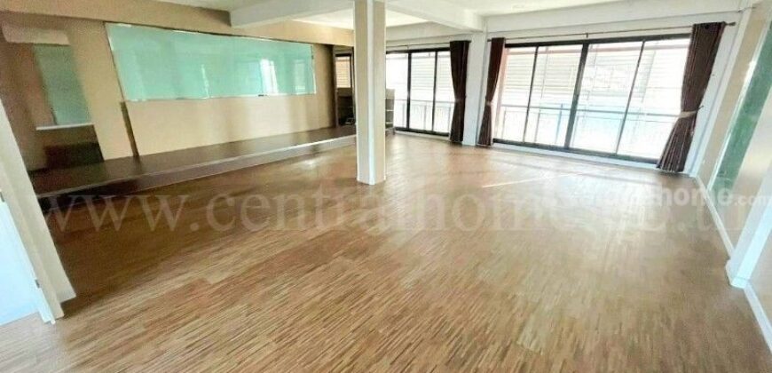 อาคารพาณิชย์ หรือตึกออฟฟิศ 3.5 ชั้น 2 คูหา เสนา อเวนิว รังสิต – คลอง 1