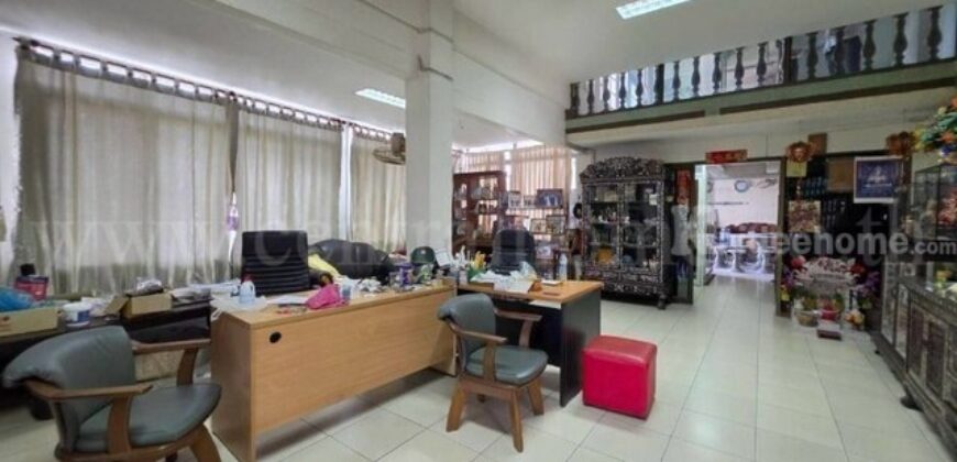 ขายอาคารพาณิชย์ 4.5 ชั้น 3 คูหา มีดาดฟ้า ทำเลทอง น่าลงทุน เดินทางได้ทั้งทางบกและทางน้ำ  ใกล้ความสะดวกครบ