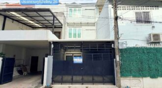 ทาวน์เฮ้าส์ 3 ชั้น ประชาราษฎร์บำเพ็ญ 26 แยก 8 เดินทางสะดวกทั้งรัชดา-ลาดพร้าว สภาพสวยพร้อมอยู่