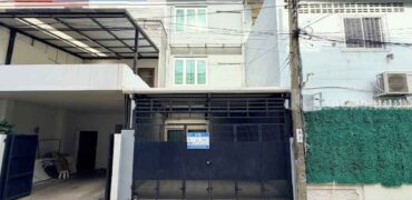 ทาวน์เฮ้าส์ 3 ชั้น ประชาราษฎร์บำเพ็ญ 26 แยก 8 เดินทางสะดวกทั้งรัชดา-ลาดพร้าว สภาพสวยพร้อมอยู่