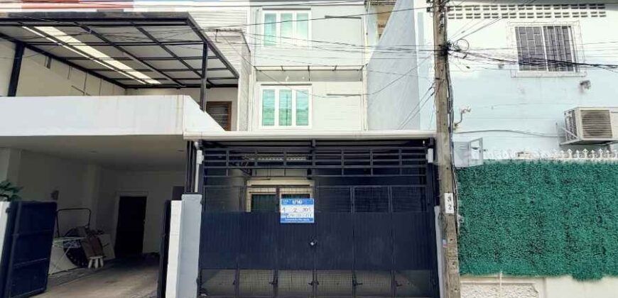 ทาวน์เฮ้าส์ 3 ชั้น ประชาราษฎร์บำเพ็ญ 26 แยก 8 เดินทางสะดวกทั้งรัชดา-ลาดพร้าว สภาพสวยพร้อมอยู่