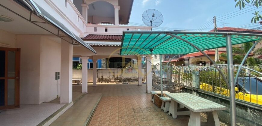ให้เช่าบ้านเดี่ยว2ชั้น เลี้ยงสัตว์ได้ หมู่บ้านกีรติ 5 บ้านสวน 9 ซ.1 ใกล้โรงเรียนจั่นอนุสรณ์  ต.บ้านสวน อ.เมืองชลบุรี จ.ชลบุรี