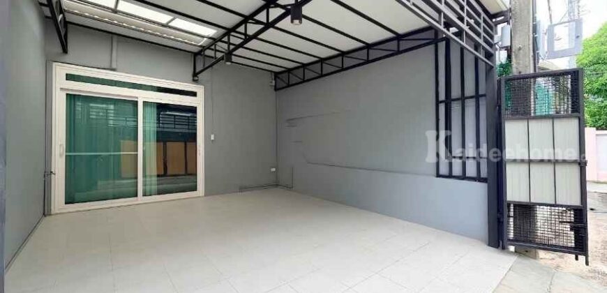 ทาวน์เฮ้าส์ 3 ชั้น ประชาราษฎร์บำเพ็ญ 26 แยก 8 เดินทางสะดวกทั้งรัชดา-ลาดพร้าว สภาพสวยพร้อมอยู่
