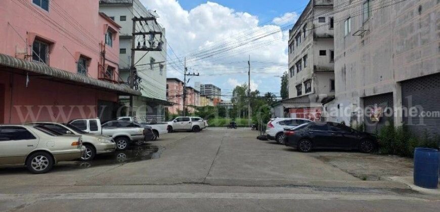 ตึกแถว 3.5 ชั้น รีโนเวทแล้ว ต่อเติมพื้นที่ใช้สอย ถ.พุทธมณฑลสาย 5