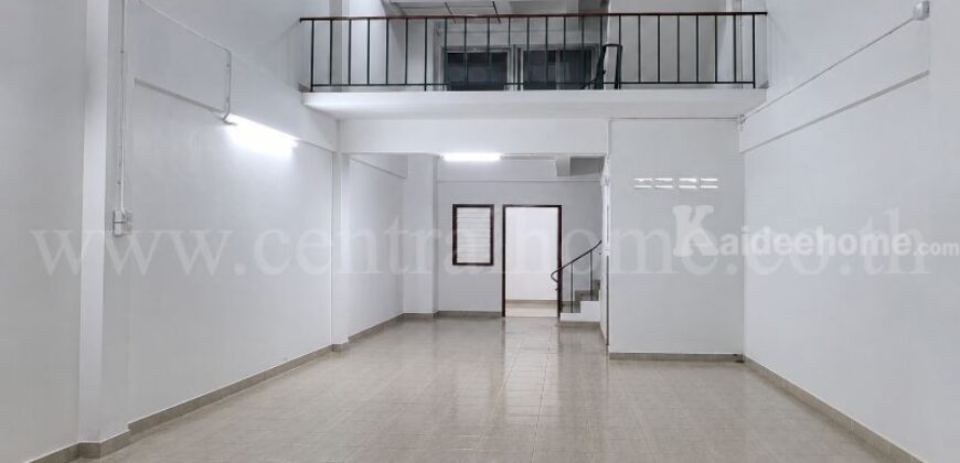 ตึกแถว 3.5 ชั้น รีโนเวทแล้ว ต่อเติมพื้นที่ใช้สอย ถ.พุทธมณฑลสาย 5