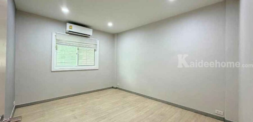 ทาวน์เฮ้าส์ 3 ชั้น ประชาราษฎร์บำเพ็ญ 26 แยก 8 เดินทางสะดวกทั้งรัชดา-ลาดพร้าว สภาพสวยพร้อมอยู่