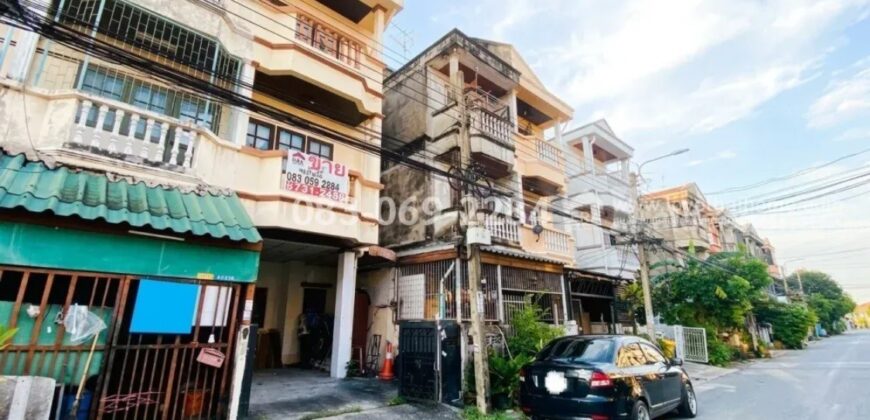 ขายทาวน์เฮ้าส์ 3 ชั้น ลาดพร้าว 101 ซอย 50 ใกล้โรงเรียนวัดบึงทองหลาง ปากซอยมีสถานีรถไฟฟ้าสายสายสีเหลือง