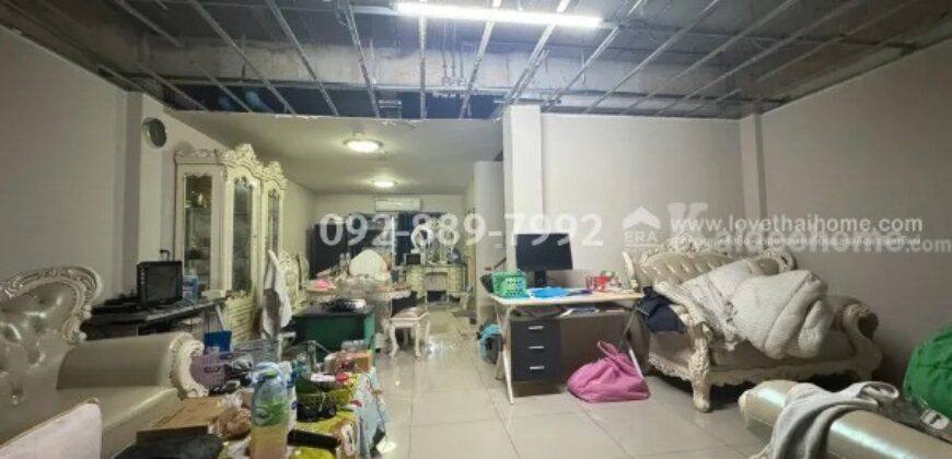 ขายทาวน์โฮม 3 ชั้น ซอยนวมินทร์ 45 หมู่บ้านศรีนวมินทร์ 2 หลังใหญ่ ทำเลทอง! พื้นที่ 29.9 ตรว. สภาพดี พร้อมเข้าอยู่ ทำเลดี ใกล้เดอะมอลล์ บางกะปิ ราคาพิเศษเพียง 4.7 ล้านบาท เท่านั้น