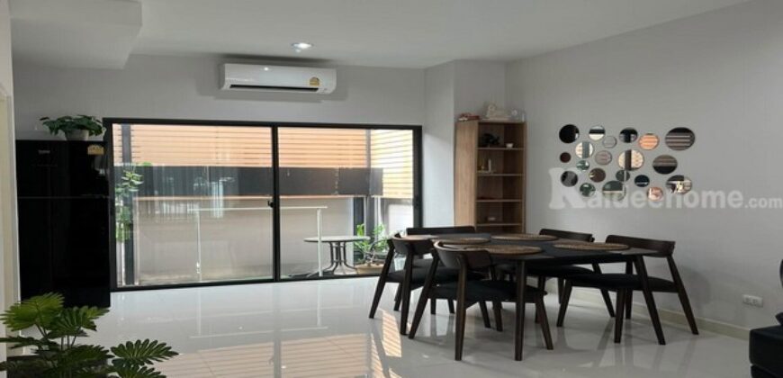 รหัสC7321 ให้เช่าทาวน์โฮม 3ชั้น โครงการบ้านกลางเมือง พระราม9-กรุงเทพกรีฑา ตกแต่งพร้อมอยู่