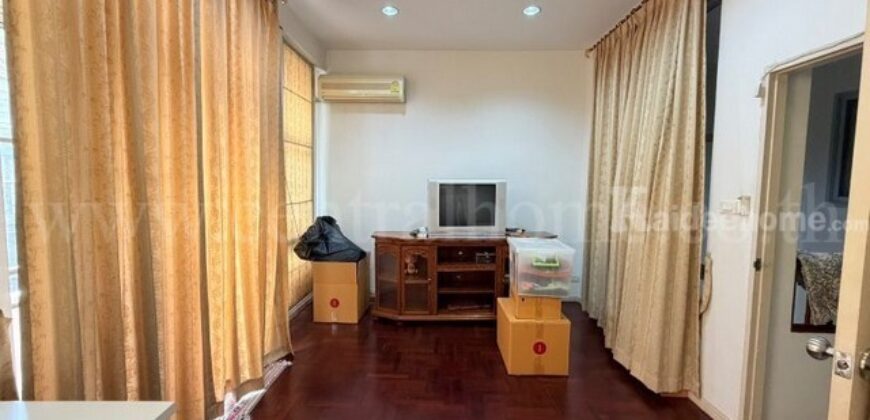ทาวน์โฮม 3 ชั้น หมู่บ้านนารารมย์ บางกรวย ใกล้วัดชลอ