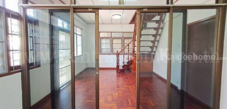 บ้านเดี่ยวทำเลดี ถนนนครอินทร์ เหมาะซื้ออยู่อาศัย หรือ ลงทุนรีโนเวท