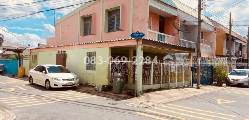 ขายทาวน์เฮ้าส์ หลังมุม รามอินทรา 44 ใกล้สถานีรถไฟฟ้า 170 เมตร น้ำไม่ท่วม