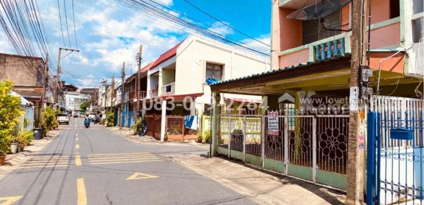 ขายทาวน์เฮ้าส์ หลังมุม รามอินทรา 44 ใกล้สถานีรถไฟฟ้า 170 เมตร น้ำไม่ท่วม