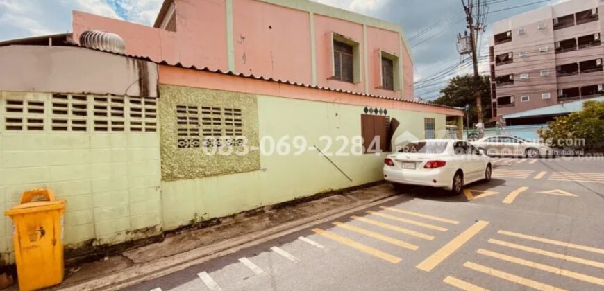 ขายทาวน์เฮ้าส์ หลังมุม รามอินทรา 44 ใกล้สถานีรถไฟฟ้า 170 เมตร น้ำไม่ท่วม