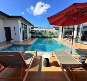 Luxury villa with a private swimming pool for sale in Phuket City. Conveniently located near shopping areas, Robinson, and ICONSIAM. For inquiries, please call 096-265-3964