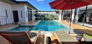 Luxury villa with a private swimming pool for sale in Phuket City. Conveniently located near shopping areas, Robinson, and ICONSIAM. For inquiries, please call 096-265-3964
