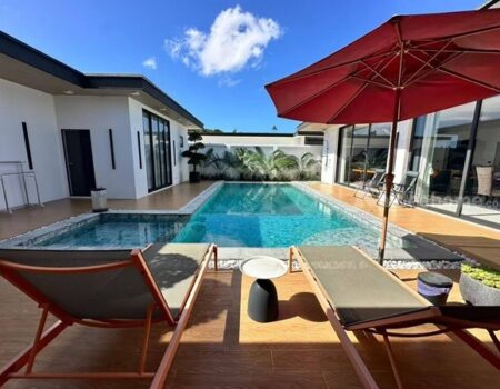 Luxury villa with a private swimming pool for sale in Phuket City. Conveniently located near shopping areas, Robinson, and ICONSIAM. For inquiries, please call 096-265-3964