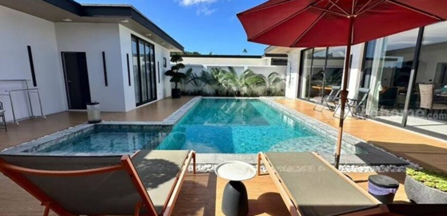 Luxury villa with a private swimming pool for sale in Phuket City. Conveniently located near shopping areas, Robinson, and ICONSIAM. For inquiries, please call 096-265-3964