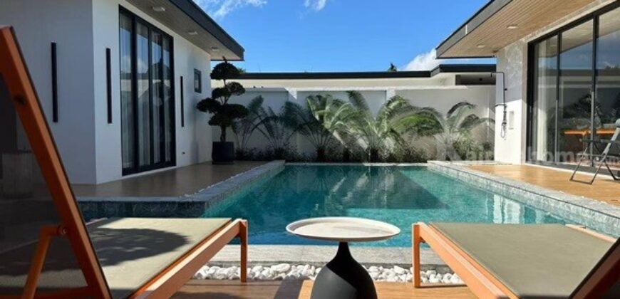 Luxury villa with a private swimming pool for sale in Phuket City. Conveniently located near shopping areas, Robinson, and ICONSIAM. For inquiries, please call 096-265-3964