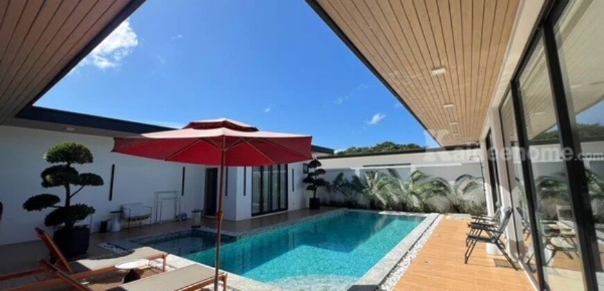 Luxury villa with a private swimming pool for sale in Phuket City. Conveniently located near shopping areas, Robinson, and ICONSIAM. For inquiries, please call 096-265-3964