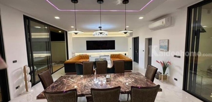 Luxury villa with a private swimming pool for sale in Phuket City. Conveniently located near shopping areas, Robinson, and ICONSIAM. For inquiries, please call 096-265-3964