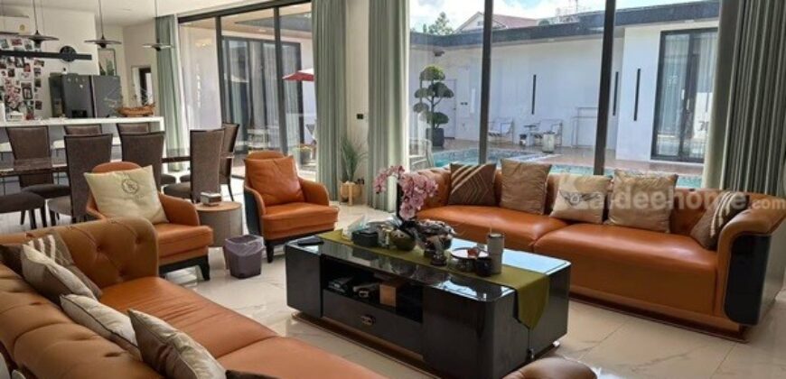 Luxury villa with a private swimming pool for sale in Phuket City. Conveniently located near shopping areas, Robinson, and ICONSIAM. For inquiries, please call 096-265-3964