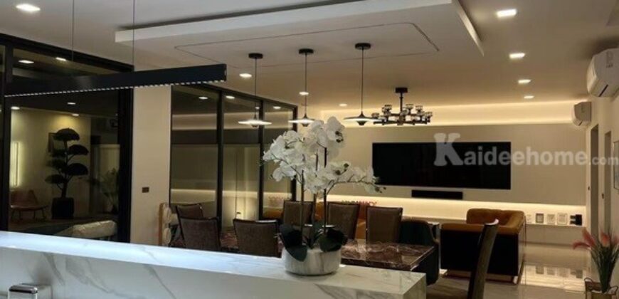 Luxury villa with a private swimming pool for sale in Phuket City. Conveniently located near shopping areas, Robinson, and ICONSIAM. For inquiries, please call 096-265-3964