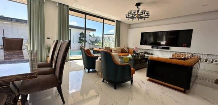 Luxury villa with a private swimming pool for sale in Phuket City. Conveniently located near shopping areas, Robinson, and ICONSIAM. For inquiries, please call 096-265-3964